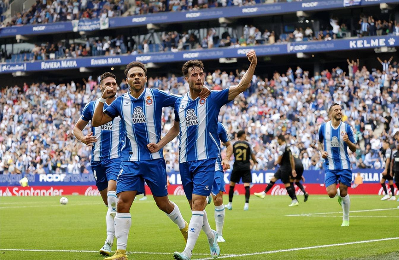 西区夺冠球队实力出众,斩获胜利 西区夺冠球队实力出众,斩获胜利