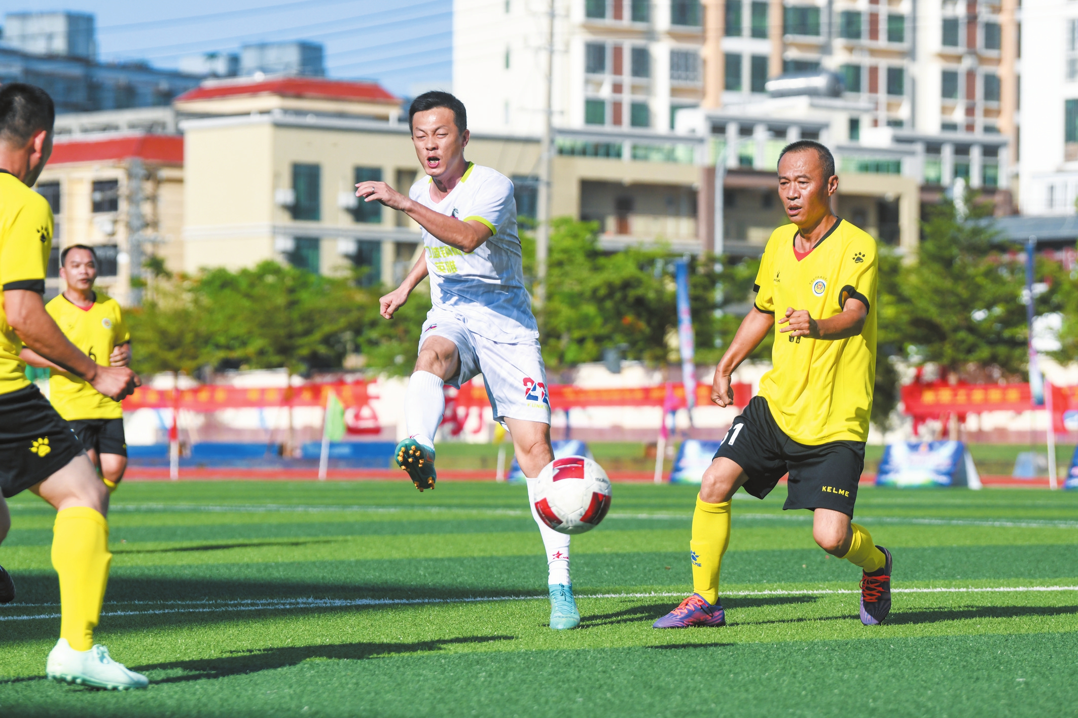 足球比赛中某支队伍势如破竹,赢得领先 足球比赛中某支队伍势如破竹,赢得领先