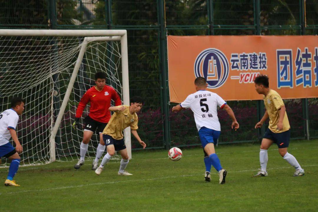 足球比赛中某支队伍势如破竹,赢得领先 足球比赛中某支队伍势如破竹,赢得领先