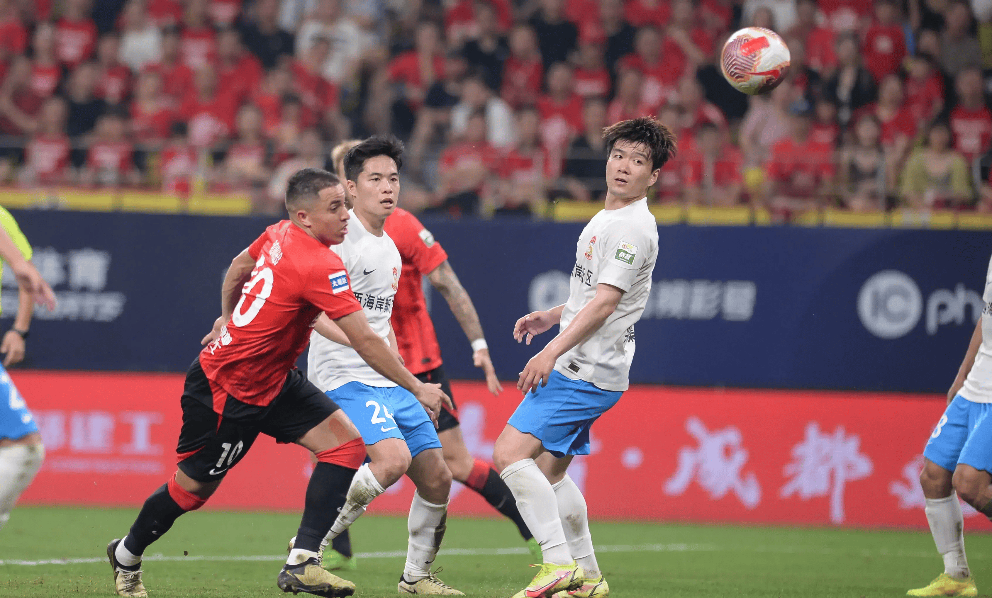 国内足球联赛赛场紧张,球队实力逐渐浮出水面的简单介绍 国内足球联赛赛场紧张,球队实力逐渐浮出水面的简单介绍