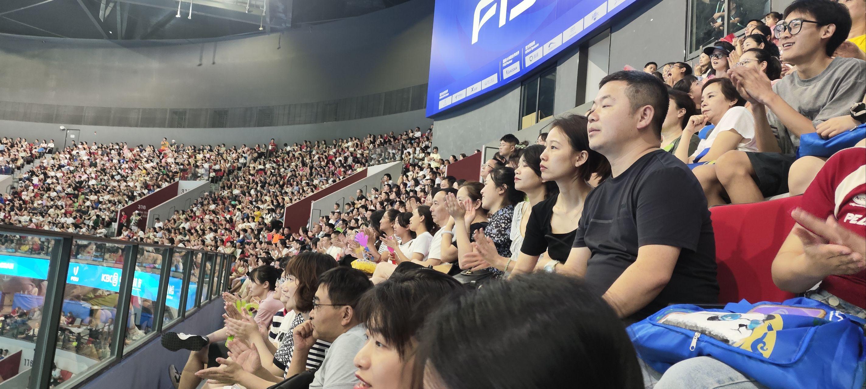 队员们在球场上尽展技能,给观众带来视觉盛宴 队员们在球场上尽展技能,给观众带来视觉盛宴