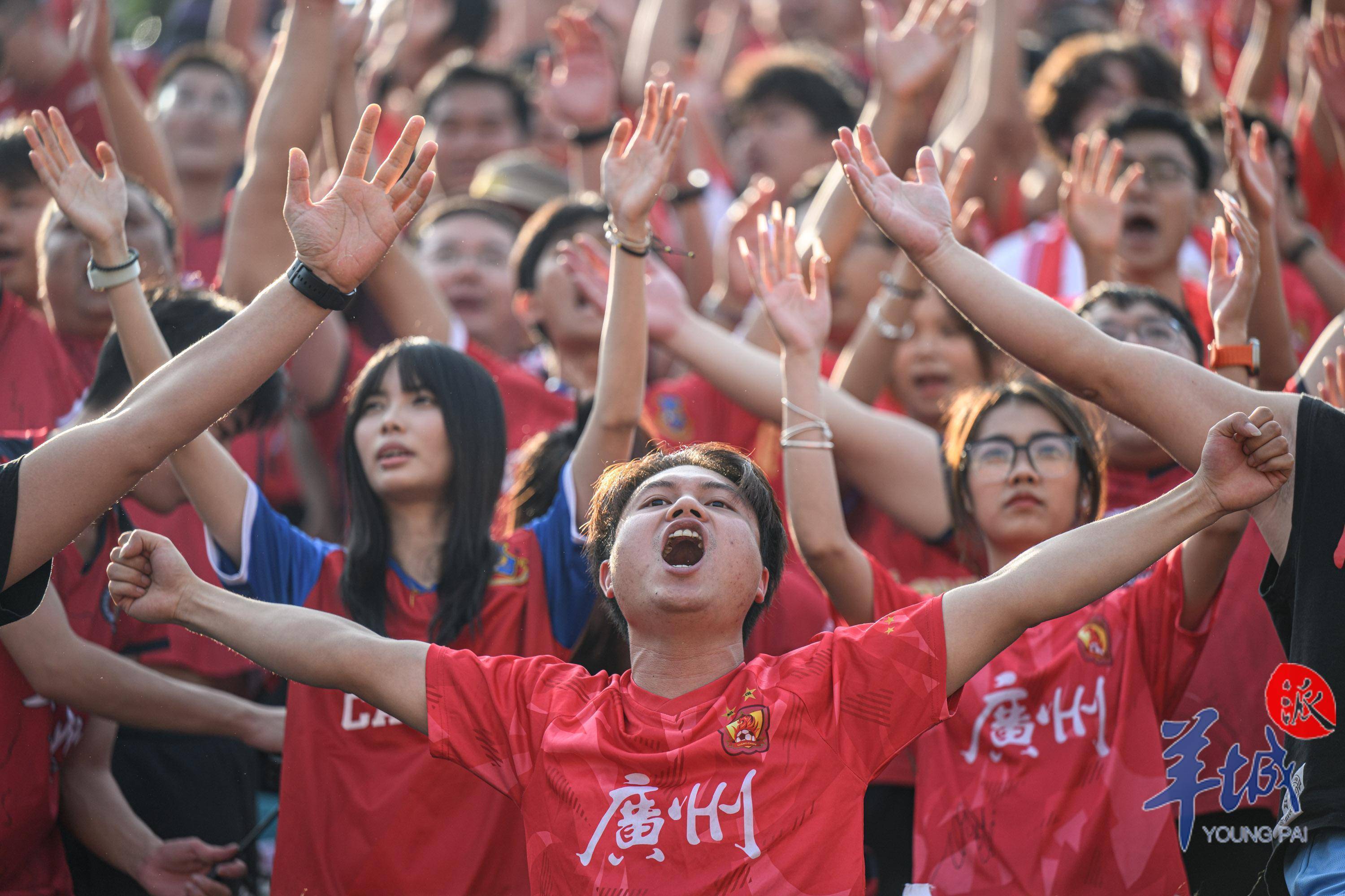 球迷热情呐喊助威,为球队壮行鼓掌 球迷热情呐喊助威,为球队壮行鼓掌