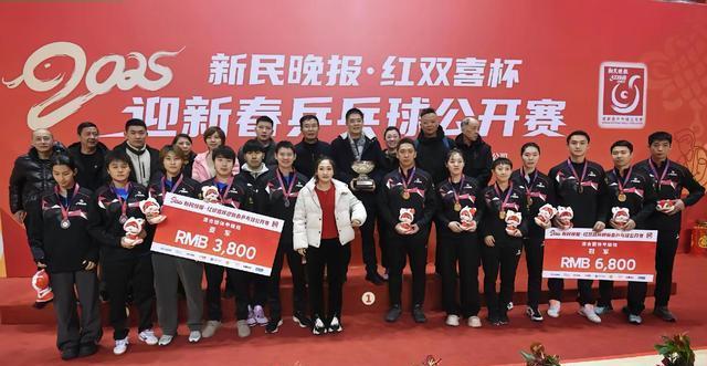 赛场竞争激烈，球员奋发拼搏争夺冠军的简单介绍