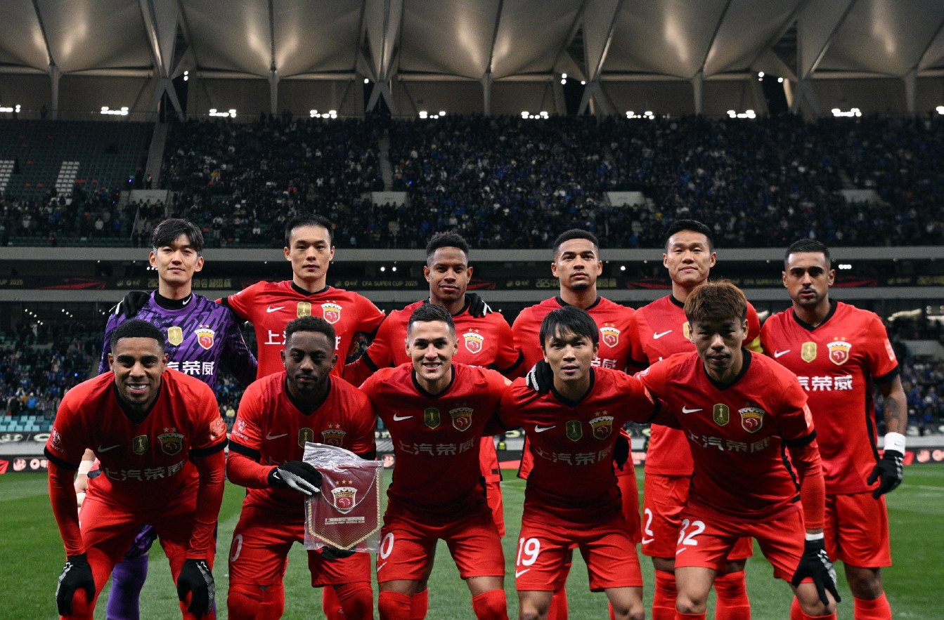 赛场竞争激烈，球员奋发拼搏争夺冠军的简单介绍