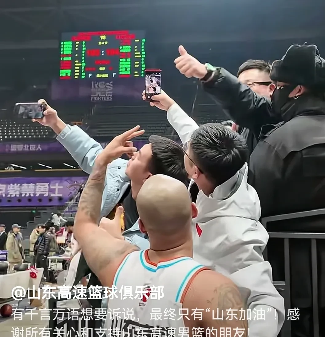 赛场上球员奋力拼搏,助球队逆转比分获胜 赛场上球员奋力拼搏,助球队逆转比分获胜