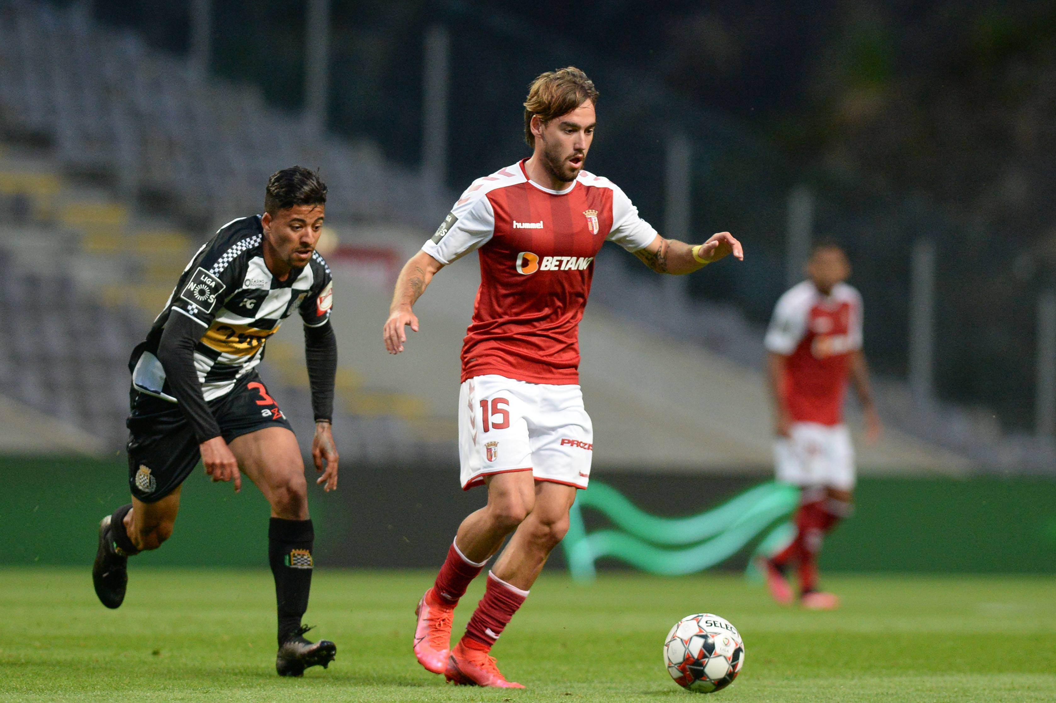 包含贝尔福特积极踢球，助球队获得宝贵分数的词条