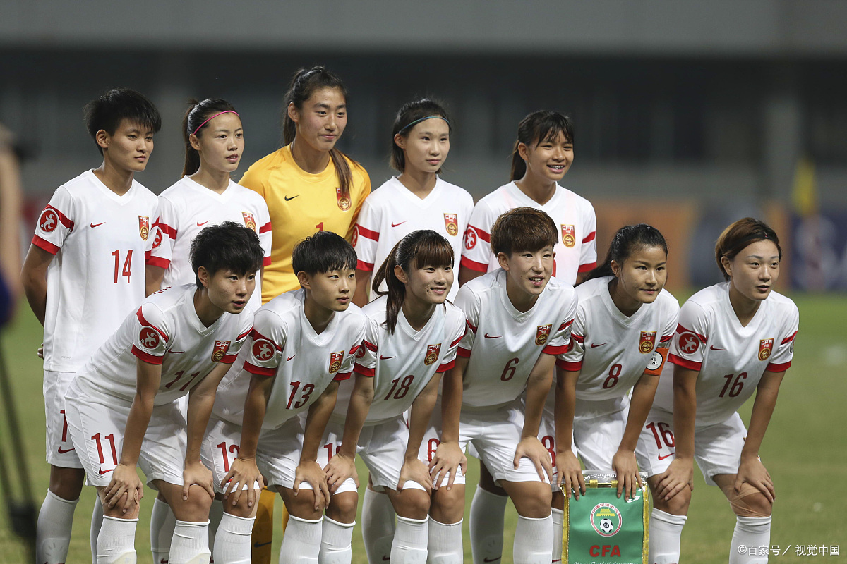 肯尼亚女足球员在比赛中展现出团队精神的简单介绍 肯尼亚女足球员在比赛中展现出团队精神的简单介绍