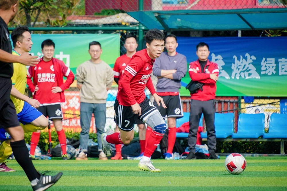 比赛中球员们奋勇争先,为球队赢得胜利 比赛中球员们奋勇争先,为球队赢得胜利