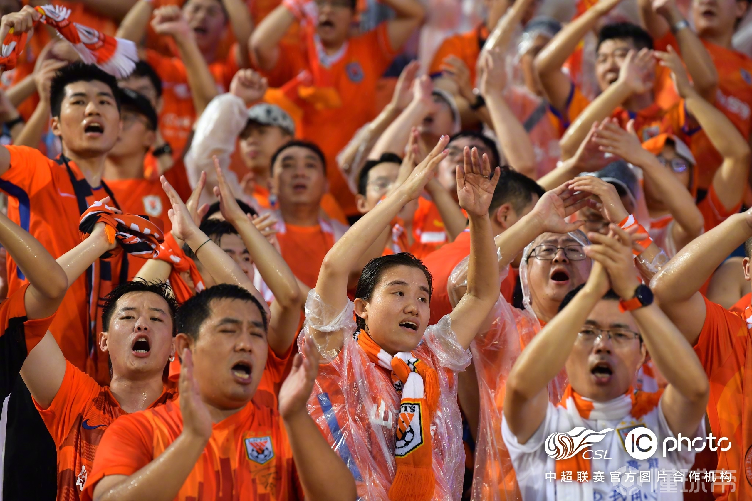 陕西男篮抢眼表现,球迷呐喊助威 陕西男篮抢眼表现,球迷呐喊助威