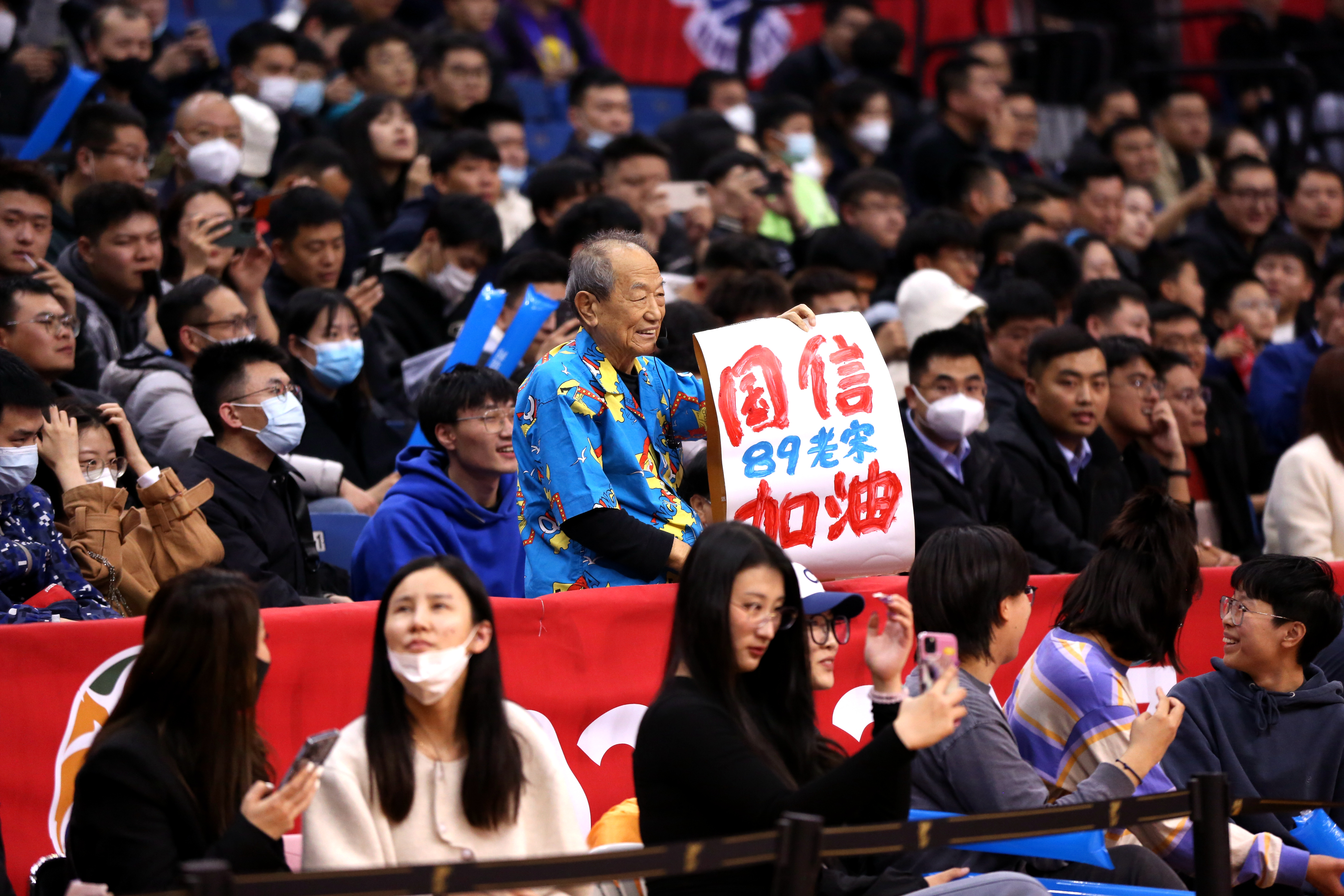 陕西男篮抢眼表现,球迷呐喊助威 陕西男篮抢眼表现,球迷呐喊助威