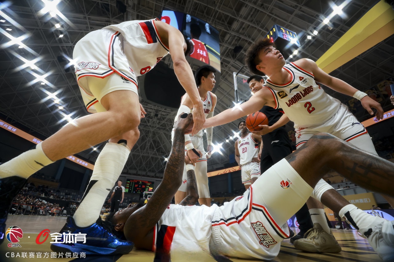 广州城主场负于江苏苏宁，遭遇三连败的简单介绍