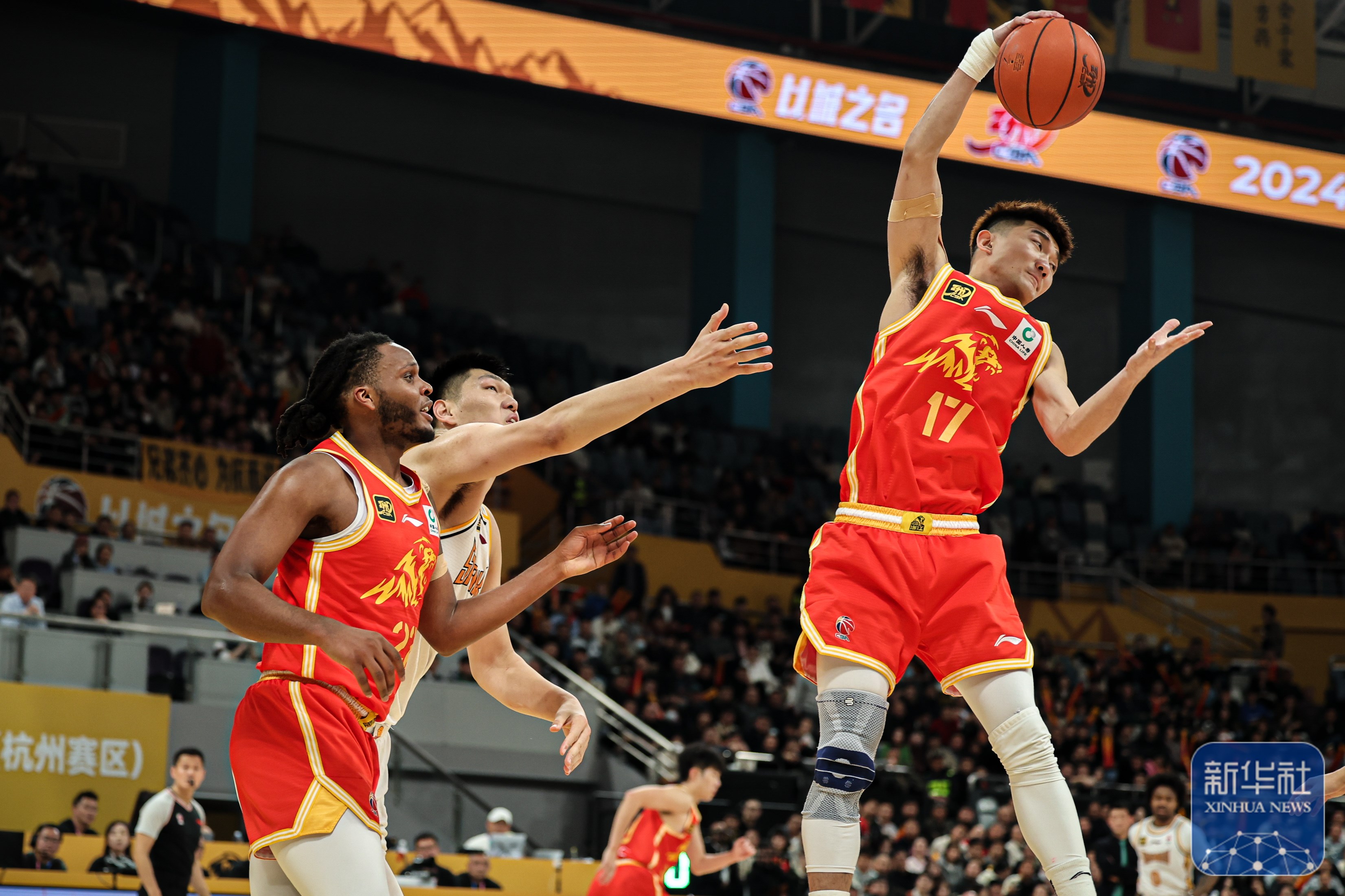 蓝队在主场以一球之差惜败对手 蓝队在主场以一球之差惜败对手