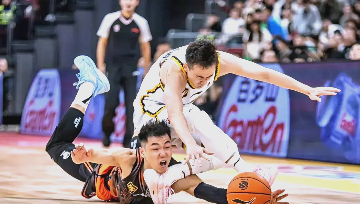 北欧篮球冠军赛场上火药味十足