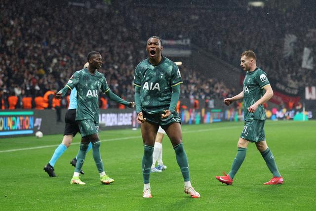 热刺主场遭受惨败,球迷怀疑主教练战术 热刺主场遭受惨败,球迷怀疑主教练战术