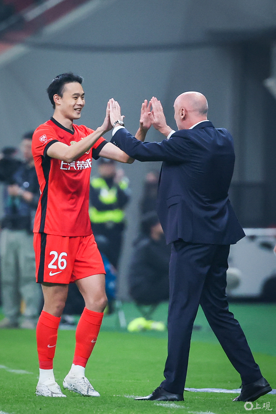 上海绿地申花战平河南建业,两队握手言和的简单介绍 上海绿地申花战平河南建业,两队握手言和的简单介绍