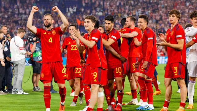 黄海队球迷狂欢，欢呼球队赢得胜利