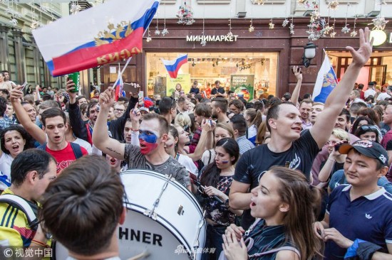汉堡球迷狂欢庆祝球队取得连胜 汉堡球迷狂欢庆祝球队取得连胜