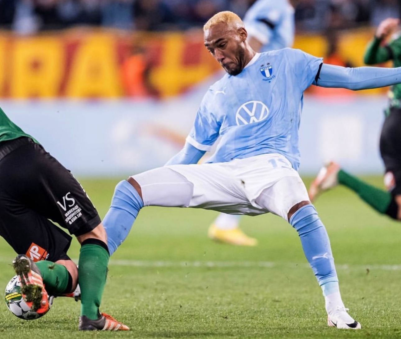 加拿大足球队在激烈比赛中胜出 加拿大足球队在激烈比赛中胜出