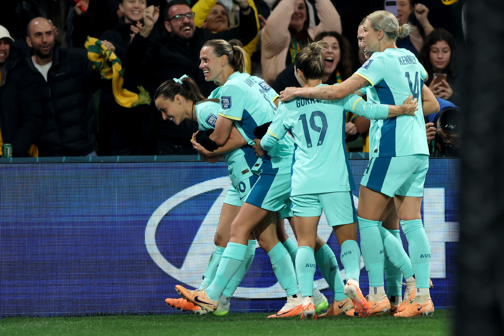 开云下载-加拿大女足队经过激烈比赛获胜