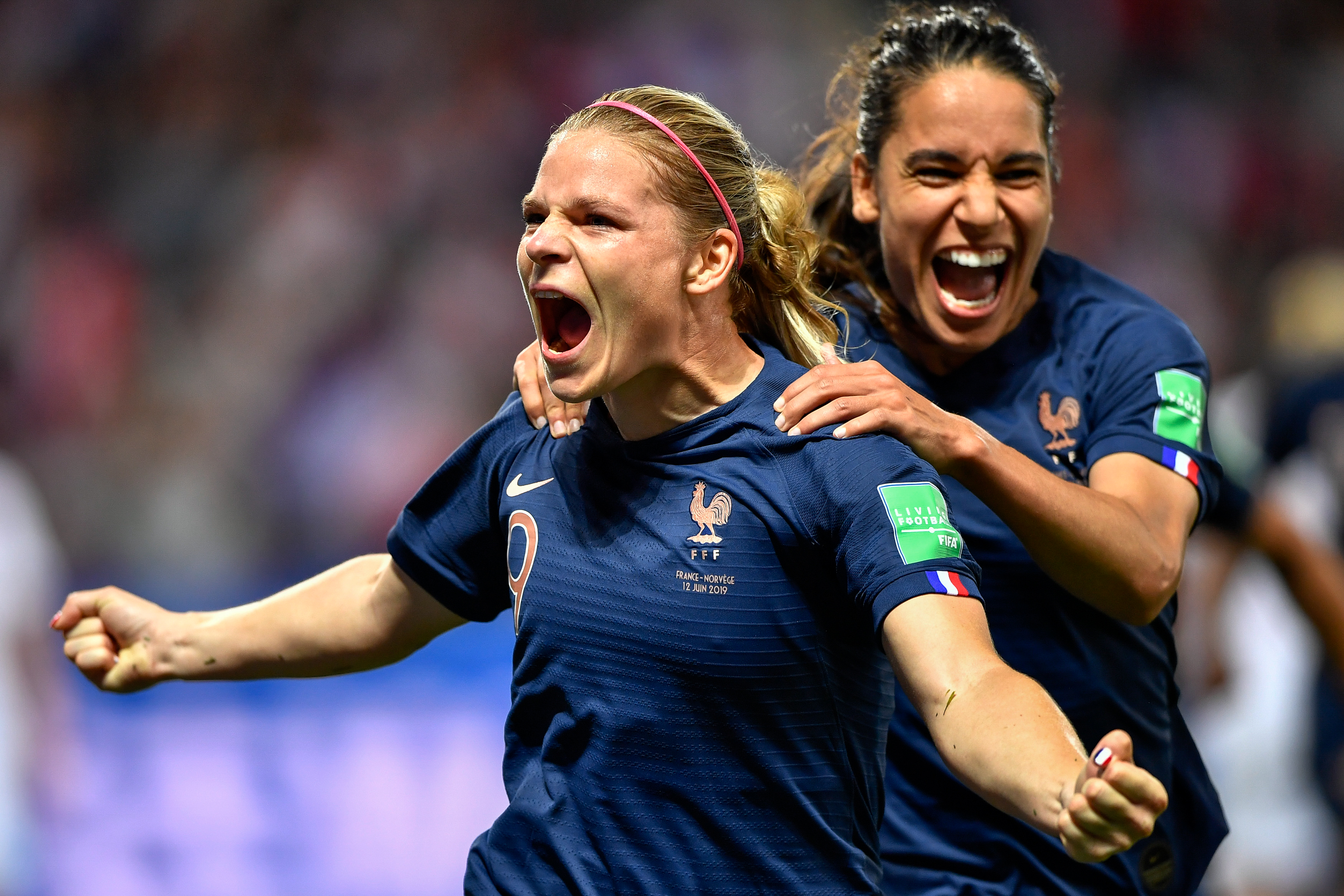 加拿大女足队经过激烈比赛获胜