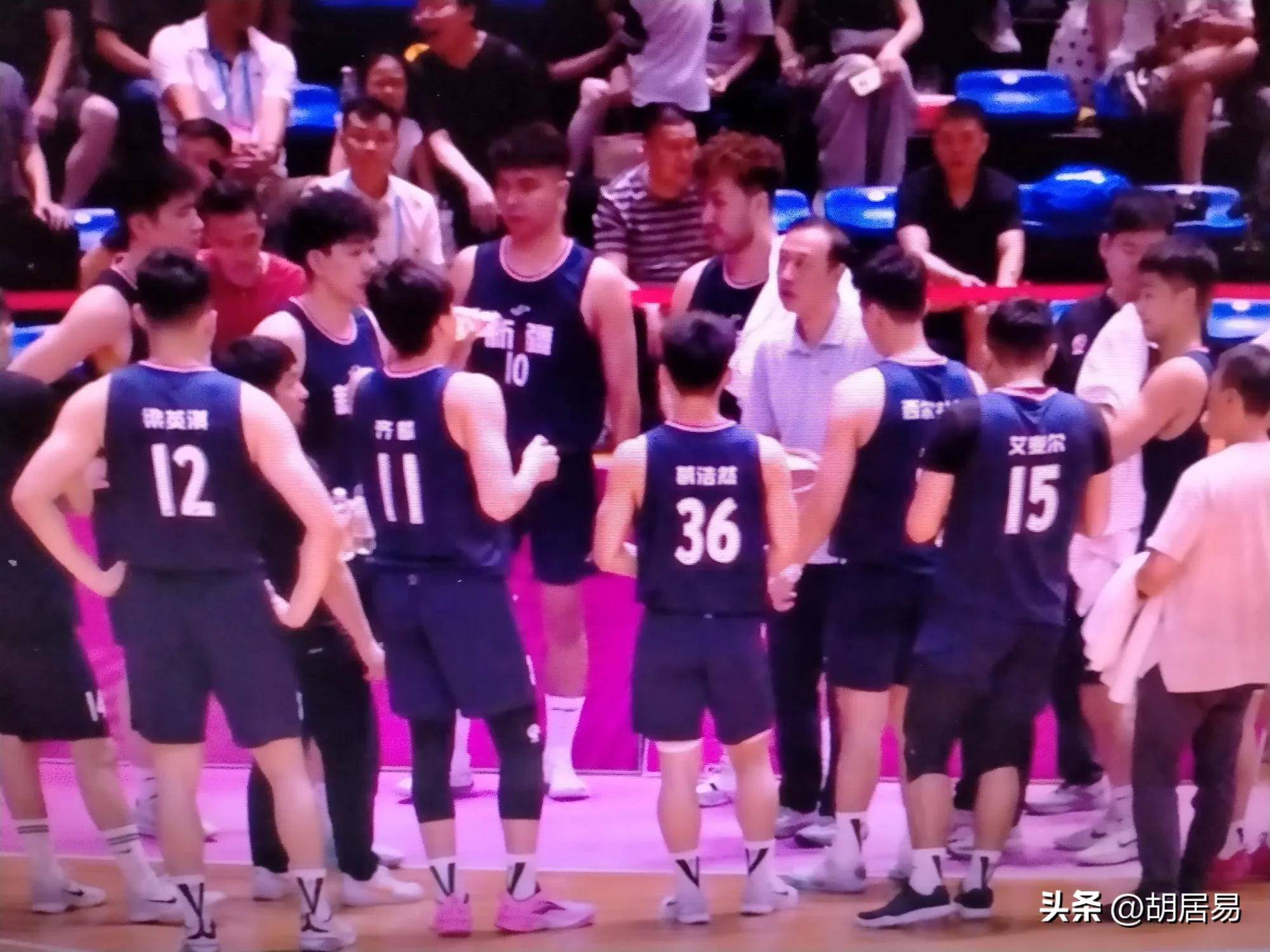 新疆男篮备受瞩目,士气高涨迎战 新疆男篮备受瞩目,士气高涨迎战