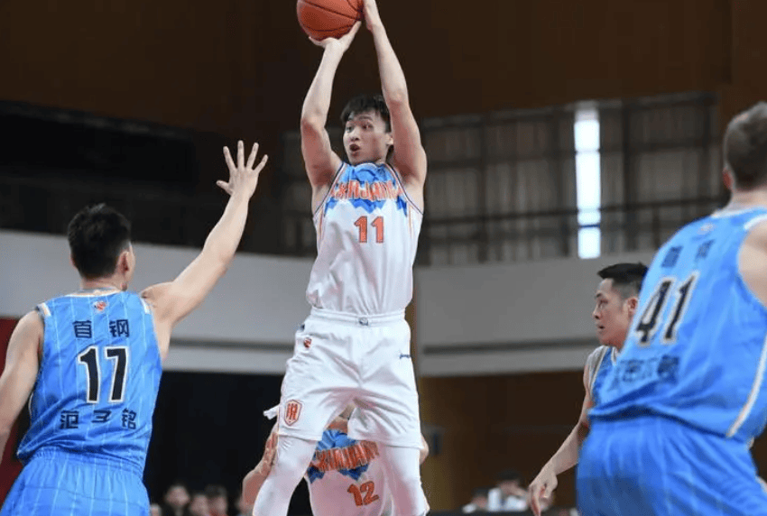 新疆男篮备受瞩目,士气高涨迎战 新疆男篮备受瞩目,士气高涨迎战