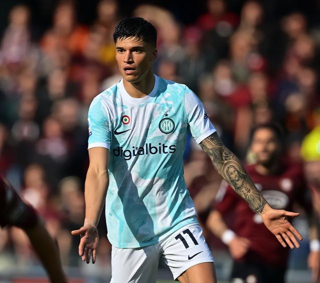 国米血战热那亚,全队奋勇争先重夺冠冕 国米血战热那亚,全队奋勇争先重夺冠冕