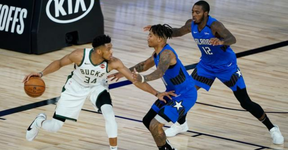 紧张刺激的对决,比赛中双方展开了殊死搏斗 紧张刺激的对决,比赛中双方展开了殊死搏斗