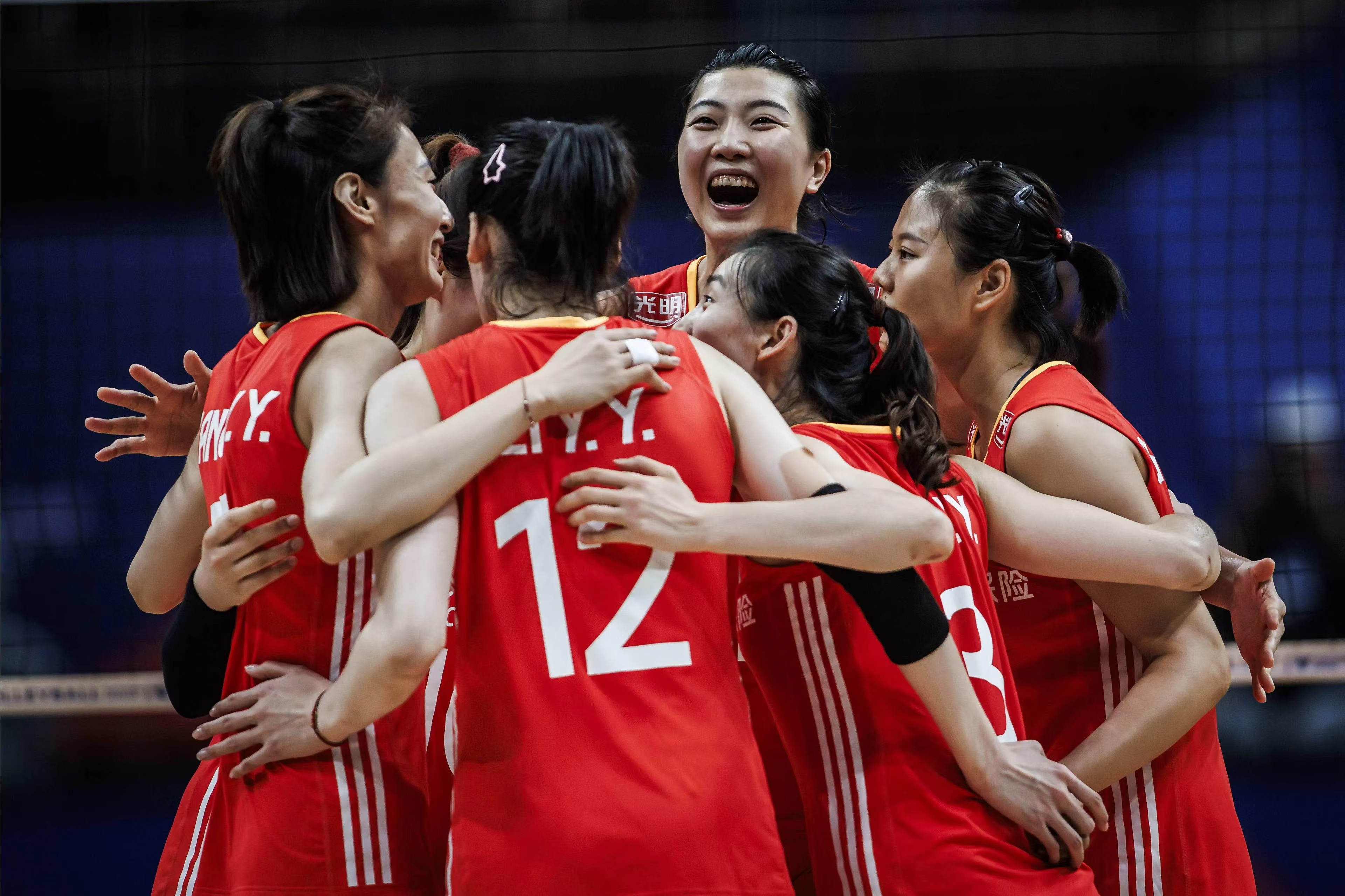 比赛中球队展现出顽强斗志取得胜利 比赛中球队展现出顽强斗志取得胜利