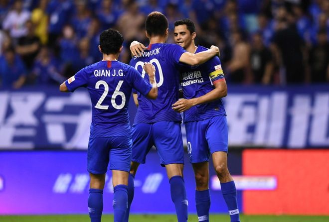 重庆斯威客场不敌山东鲁能,呈现低迷状态 重庆斯威客场不敌山东鲁能,呈现低迷状态