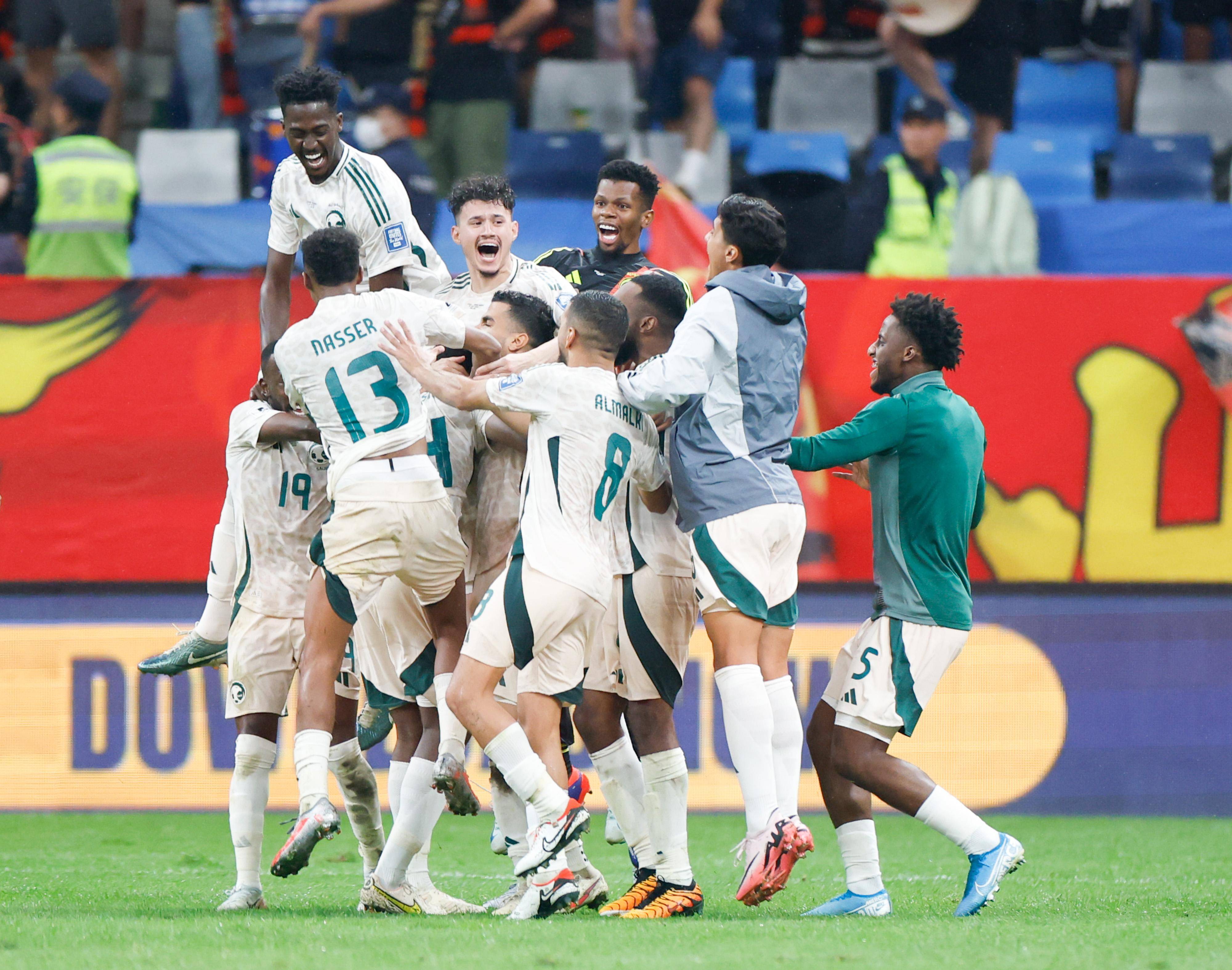 开云平台-亚洲足球冠军杯赛场上惊险连连