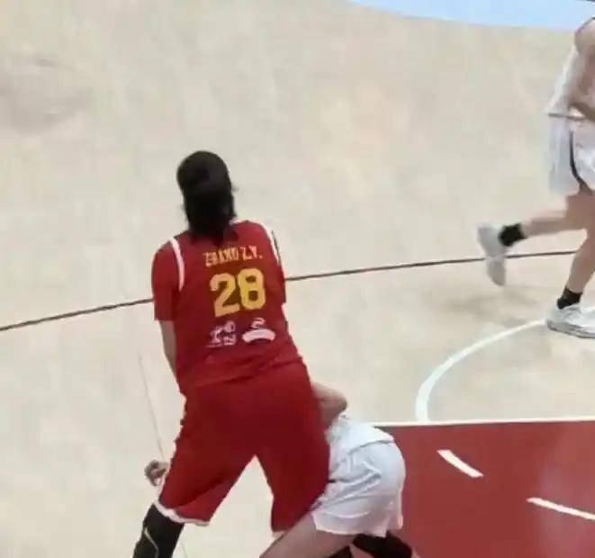 篮球裁判员在重大比赛中表现得当,凭实力取胜 篮球裁判员在重大比赛中表现得当,凭实力取胜