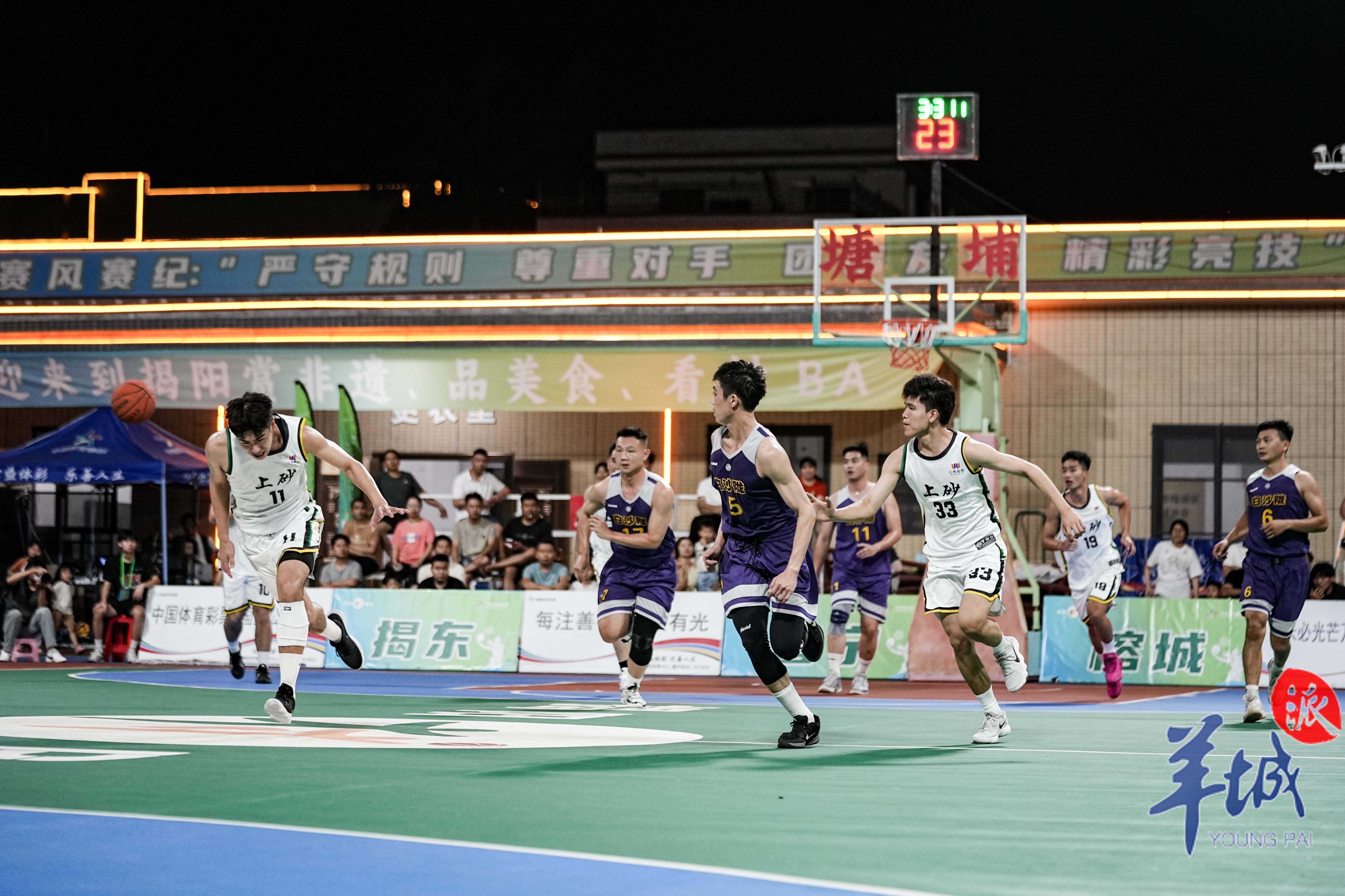 篮球赛事比赛场面激情四射，球星各显神通