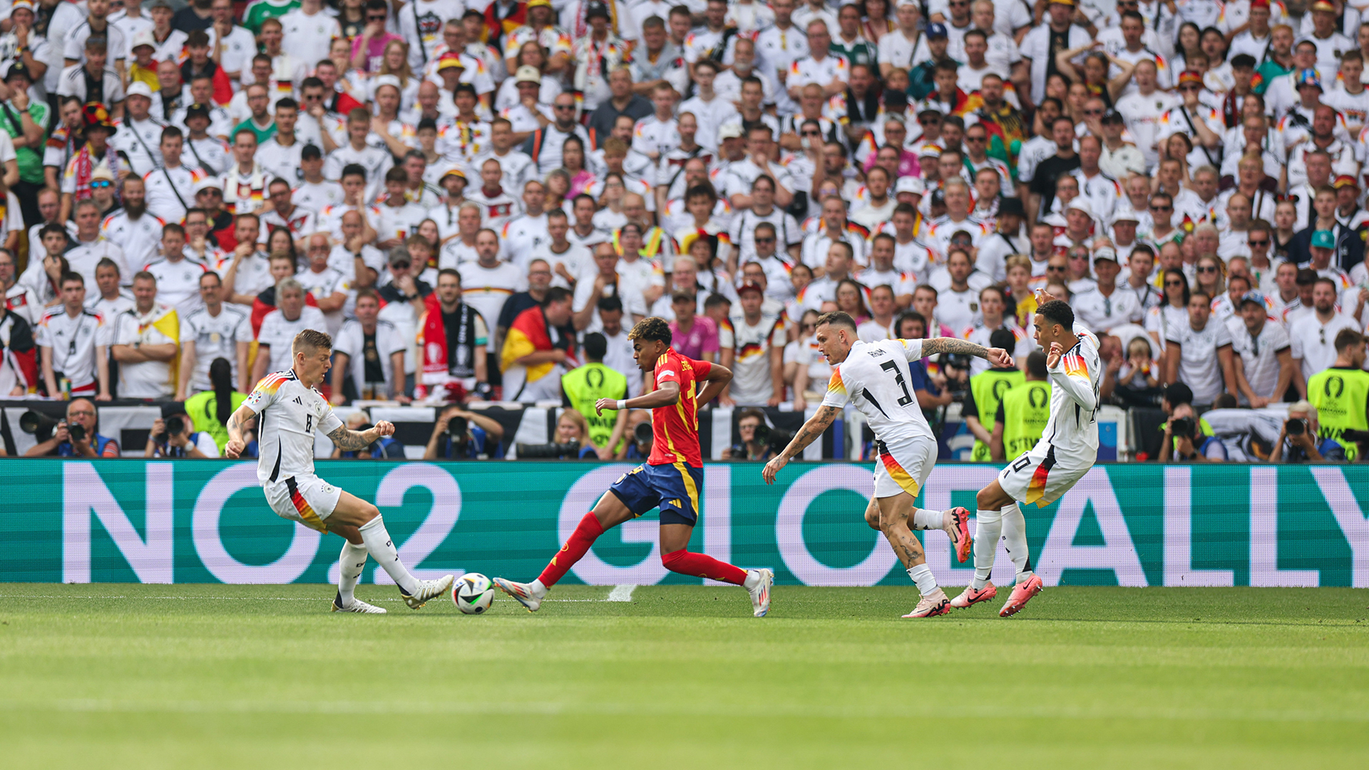 欧洲杯：西班牙队大胜晋级