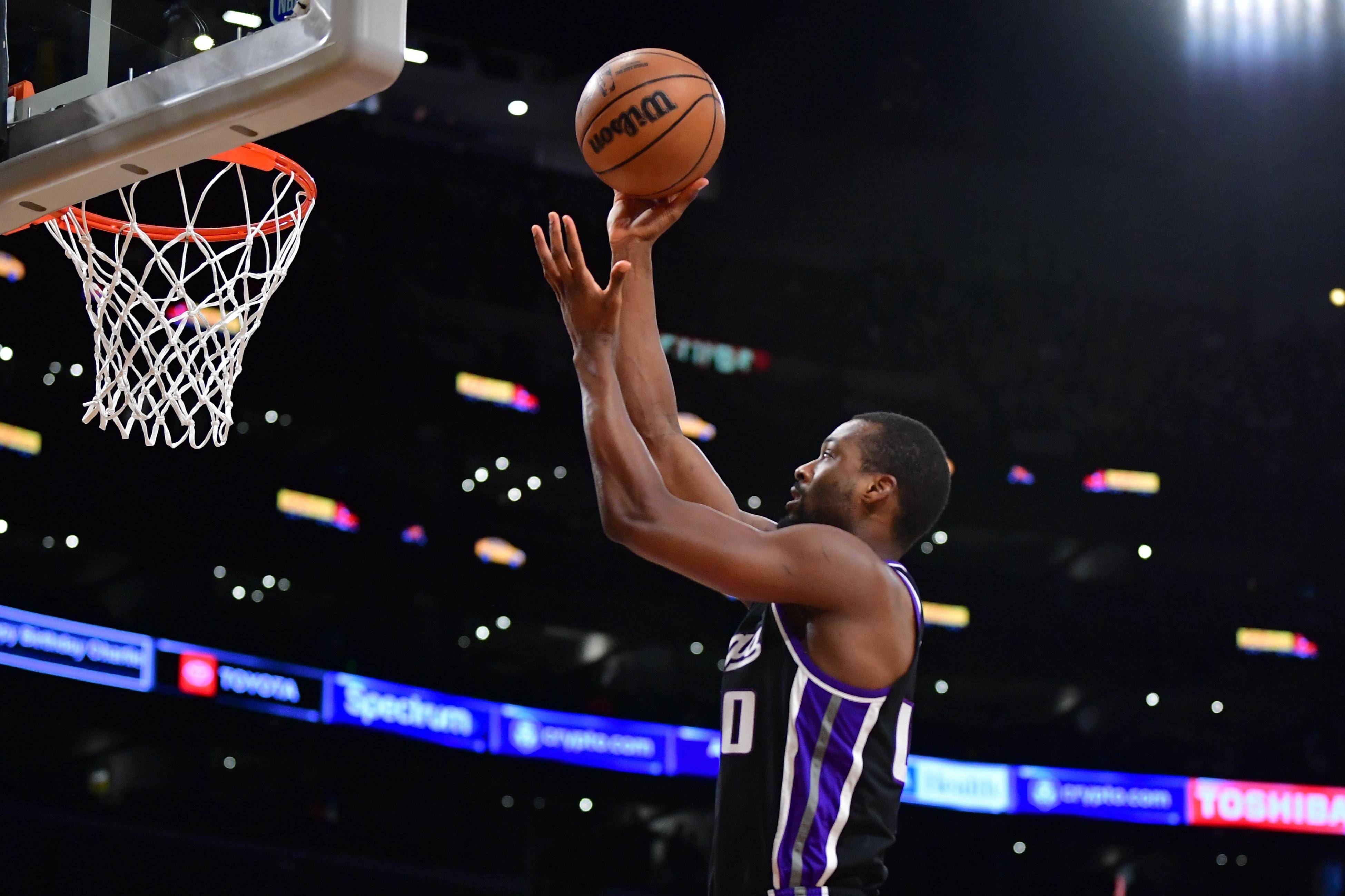 猛龙主教练德罗赞获最佳教练奖 猛龙主教练德罗赞获最佳教练奖