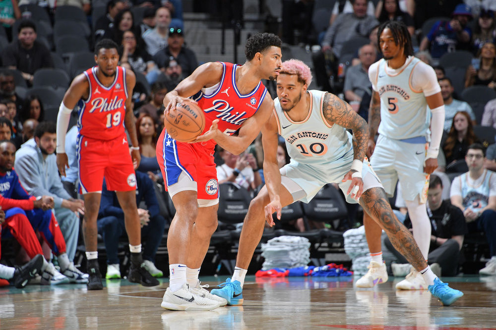 老将联手年轻队友，马刺队取得连胜的简单介绍