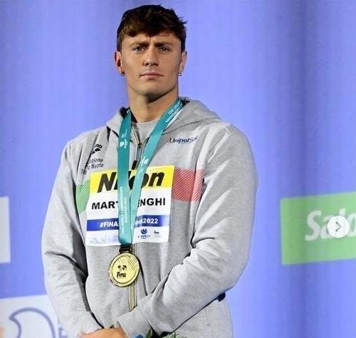 荷兰运动员在游泳比赛中打破记录，夺金