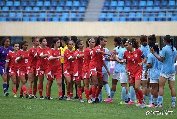 喜气洋洋：女足明星带领球队斩获胜利