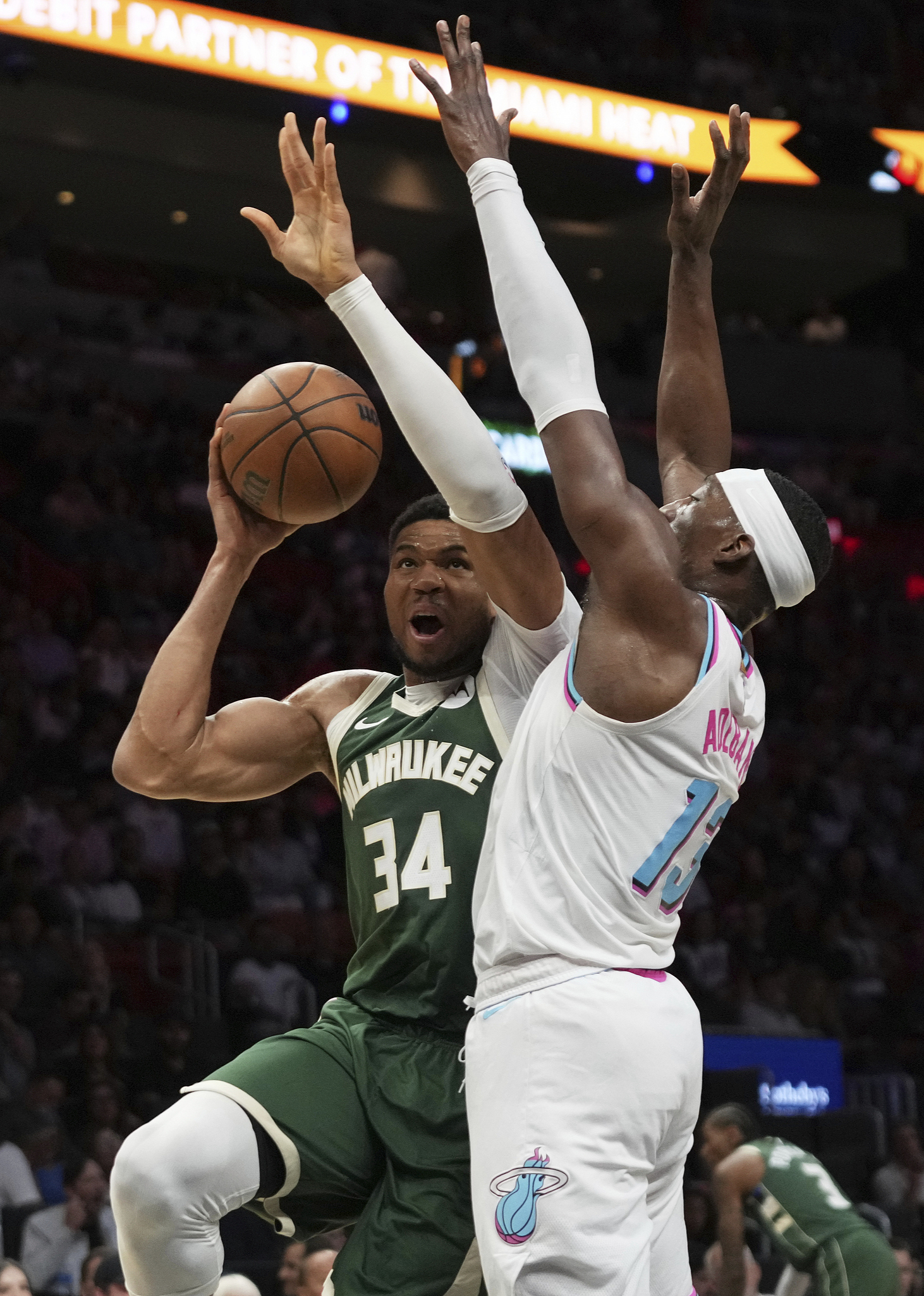 开云体育APP下载-NBA季后赛：雄鹿再胜热火，晋级东部半决赛