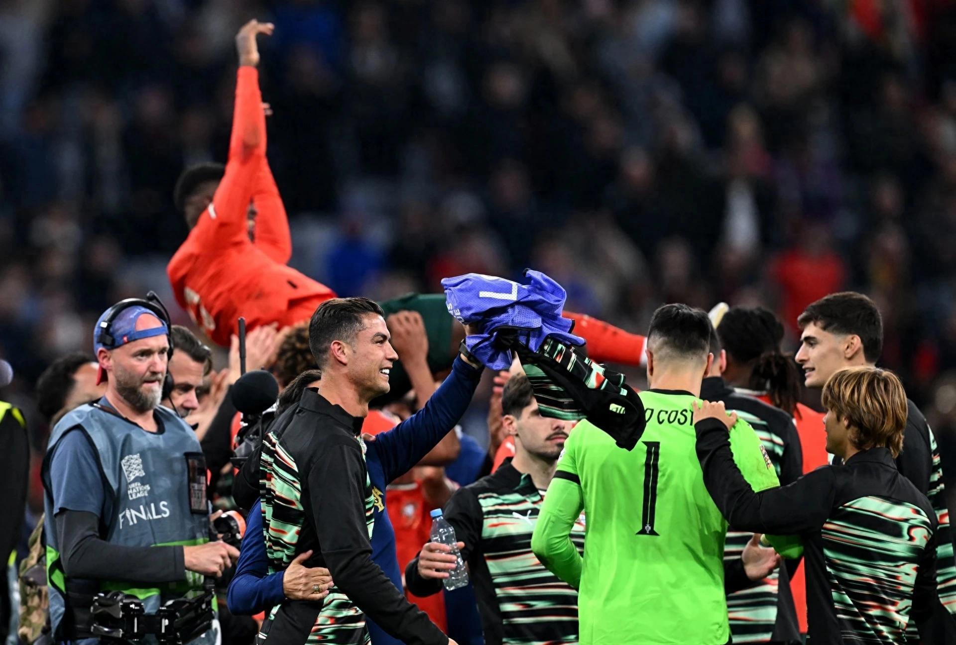 葡萄牙门将神勇扑救,挺进欧洲杯半决赛 葡萄牙门将神勇扑救,挺进欧洲杯半决赛