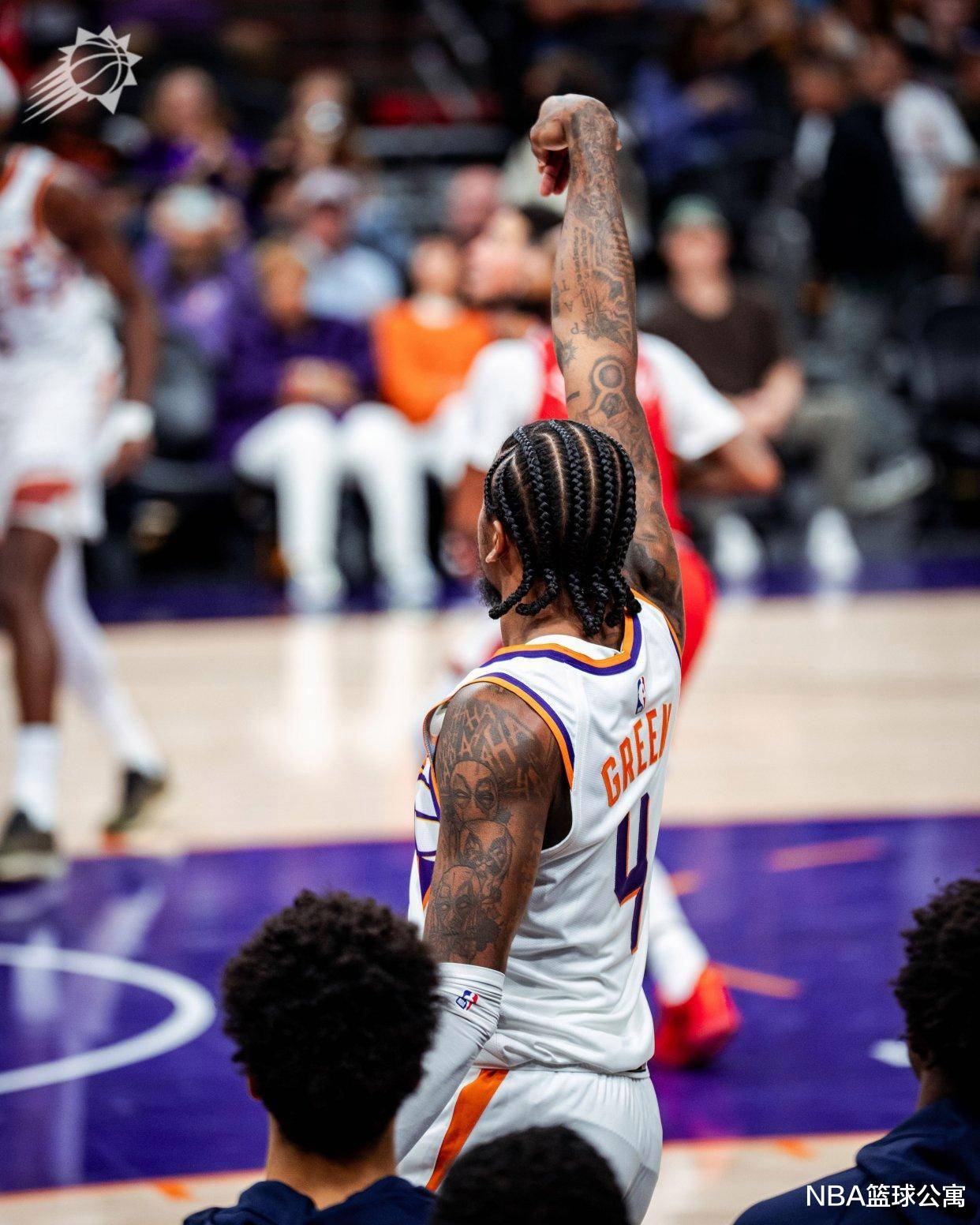 新疆队完胜快船，布克统治全场