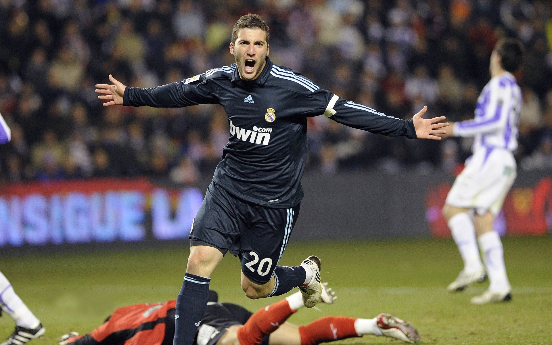 神灯再燃！孔德超远世界波定乾坤，牙买加鏖战力克雷恩首夺桂冠